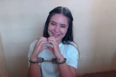 Influencer é detida ao tentar entrar em prisão com drogas