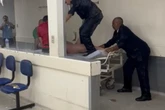 Vídeo: paciente nu em surto invade teto de clínica e destrói tubulação