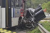 Vídeo: Audi avança na contramão e bate em ônibus. Cinco ficam feridos