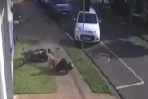 PR: adolescente com moto furtada foge da PM e bate em carro. Vídeo