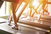 Caminhar em inclinação queima 7% mais gordura que correr, diz estudo