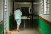 Hospital onde mora autista abandonada se prepara para dar adeus à menina