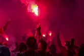 Vídeo: torcedores do Internacional promovem “rua de fogo” no Beira Rio