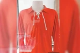 Vermelho na Seleção: maior colecionador de camisas fala sobre polêmica