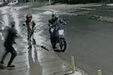 Vídeo: homem é perseguido por assaltantes de moto no Distrito Federal