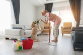 Como limpar xixi de cachorro sem deixar cheiro e com segurança