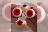 Olho de gelatina, receita criativa de Halloween, bomba no TikTok
