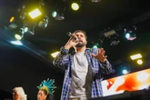 Cantor desabafa após receber suspeito de feminicídio no palco