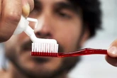 Pasta de dente feita de cabelo pode evitar cárie, sugere estudo