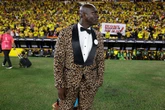Técnico sul-americano volta a surpreender com look em jogo de futebol