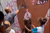 Grafiteiros cobrem pichações do PCC durante ação social da PCDF. Vídeo