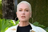 Choro, bastidores e mais; novas fotos raras de Xuxa que foram apagadas