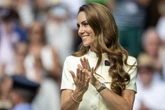 Kate Middleton muda o visual e surge loiríssima em evento da realeza