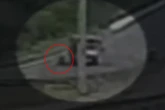 Vídeo chocante mostra caminhão desgovernado atropelando motociclista