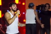 Nattan é flagrado apalpando parte íntima de cinegrafista durante show