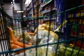 Cliente acusado de comer sem pagar será indenizado por supermercado