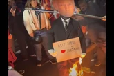 Manifestantes colocam fogo em boneco de Trump na Avenida Paulista
