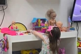 Menina espancada pelo padrasto recebe alta; agressor continua foragido