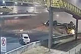 Caminhão carregado tomba e espalha tijolos por pista da BR-040