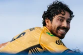Yago Dora é campeão mundial de surfe após vitória em Fiji