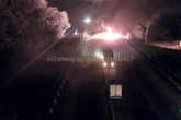 Caminhão com garrafas pet pega fogo em rodovia no interior de SP