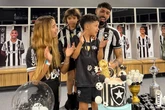 Vídeo: filho de zagueiro do Bota comemora aniversário no Nilton Santos