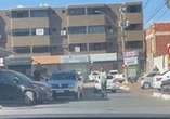 Vídeo: homem destrói carro de motorista de app com machadinha no DF