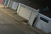 Vídeo: dupla é filmada furtando placa de residência na Asa Norte