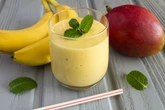 Aprenda a fazer smoothie de banana cremoso para começar o dia