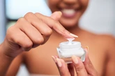 Creme caseiro antirrugas combate manchas e mantém a pele renovada