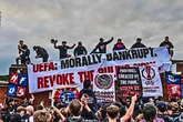 Torcida do Crystal Palace protesta após “rebaixamento” da UEFA. Veja