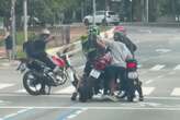 Vídeo: criminosos armados roubam motociclista na Faria Lima, em SP