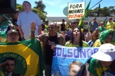 Apoiadores fazem oração em frente ao condomínio de Bolsonaro. Vídeo