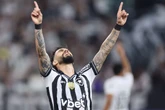 Brasileirão: em clima de despedida, Botafogo bate Ceará e entra no G6