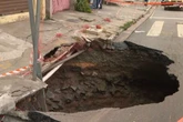 Abertura de cratera interdita faixas e afeta ônibus na Vila Sônia