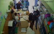 Vídeo: dupla armada leva celulares, jóias e dinheiro de clientes de loja do DF