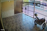 Dupla a pé rouba carro em garagem de casa no DF. Veja vídeo