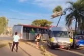 Ônibus perde o freio, atinge carro e bate em loja após derrubar árvore