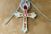 Papa recebe cruz peitoral com fragmentos de ossos de Santo Agostinho