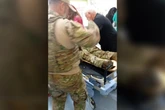 Vídeo mostra desespero de agentes ao levar policial baleado a hospital