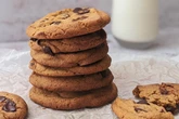 Aprenda a preparar em casa um cookie mesclado crocante e irresistível