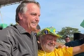 Bolsonaro chama “sósia” de Lula ao palco e compara equipes de governo