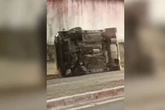 Carro com criança dentro capota e motociclista quase é atingido. Vídeo