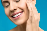 Dentista revela alimentos que ajudam a clarear o sorriso naturalmente