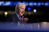 Bill Clinton mandou carta de aniversário a Jeffrey Epstein, diz jornal