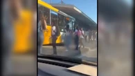 Vídeo: adolescente é atropelado por ônibus do BRT no Rio de Janeiro