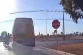 Vídeo: motorista de van escolar derruba motociclista e foge