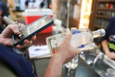 Metanol: mortes no Brasil expõem falta de rastreabilidade das bebidas