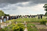 Amigos mortos são enterrados na mesma hora em cerimônias comoventes