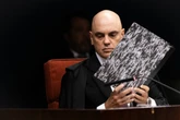 “Aqui não está Mauro Cid”, afirma Moraes ao exibir atos bolsonaristas